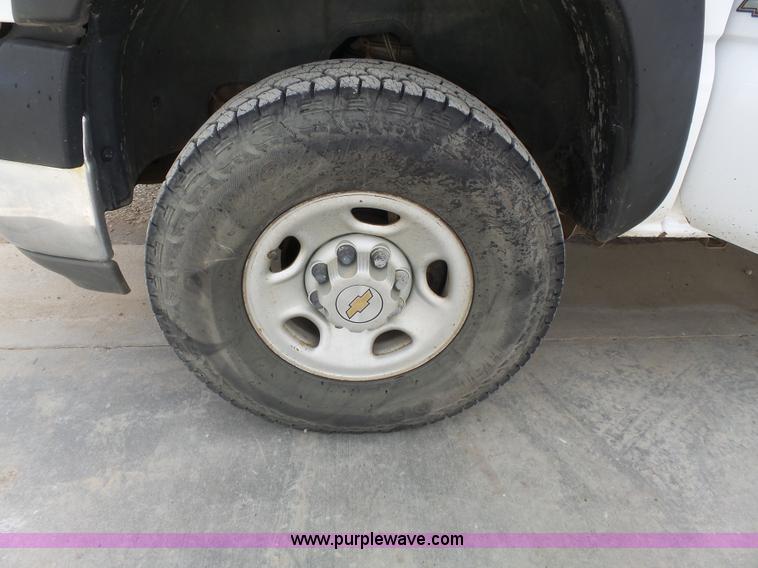 image for item J4171 2001 Chevrolet Silverado 2500HD Ext. Cab pickup truck