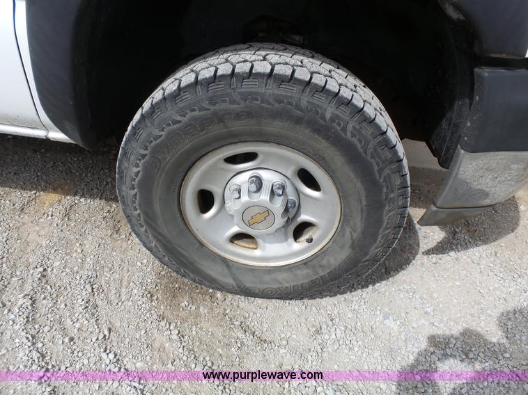 image for item J4171 2001 Chevrolet Silverado 2500HD Ext. Cab pickup truck