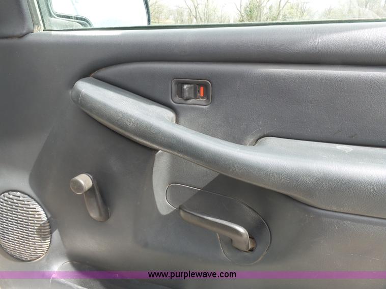 image for item J4171 2001 Chevrolet Silverado 2500HD Ext. Cab pickup truck