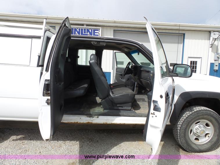 image for item J4171 2001 Chevrolet Silverado 2500HD Ext. Cab pickup truck