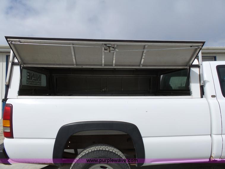 image for item J4171 2001 Chevrolet Silverado 2500HD Ext. Cab pickup truck