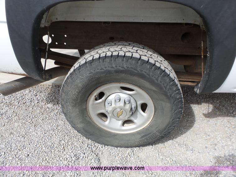 image for item J4171 2001 Chevrolet Silverado 2500HD Ext. Cab pickup truck