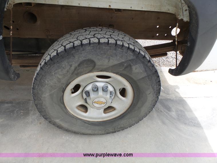 image for item J4171 2001 Chevrolet Silverado 2500HD Ext. Cab pickup truck