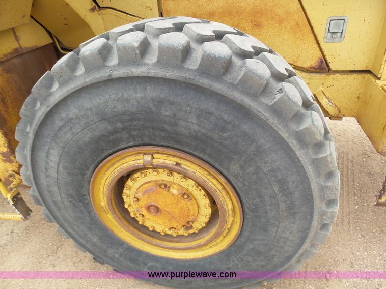 image for item J6157 1983 Caterpillar 966D wheel loader