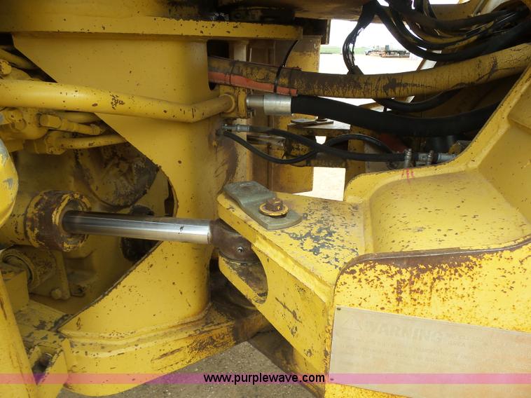 image for item J6157 1983 Caterpillar 966D wheel loader