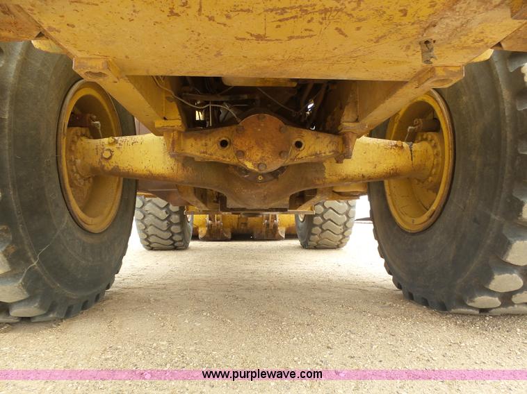 image for item J6157 1983 Caterpillar 966D wheel loader