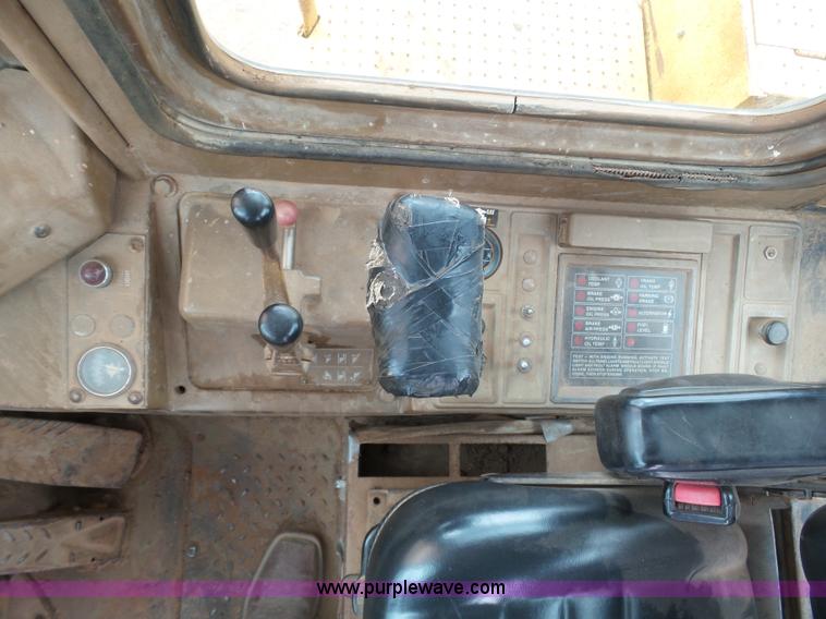 image for item J6157 1983 Caterpillar 966D wheel loader