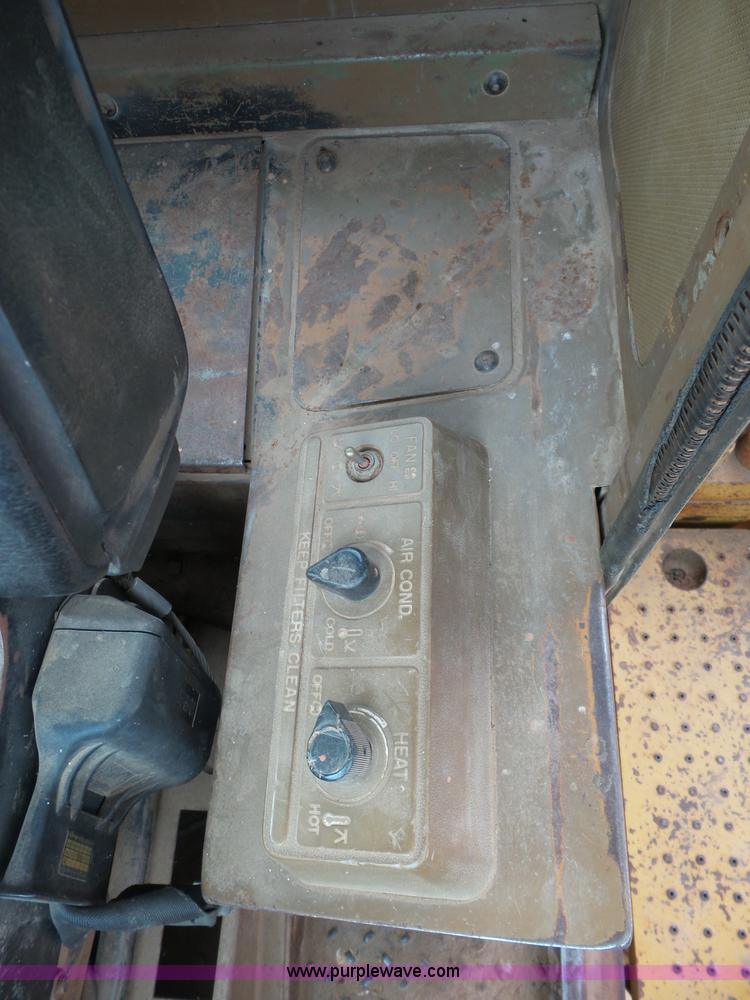 image for item J6157 1983 Caterpillar 966D wheel loader