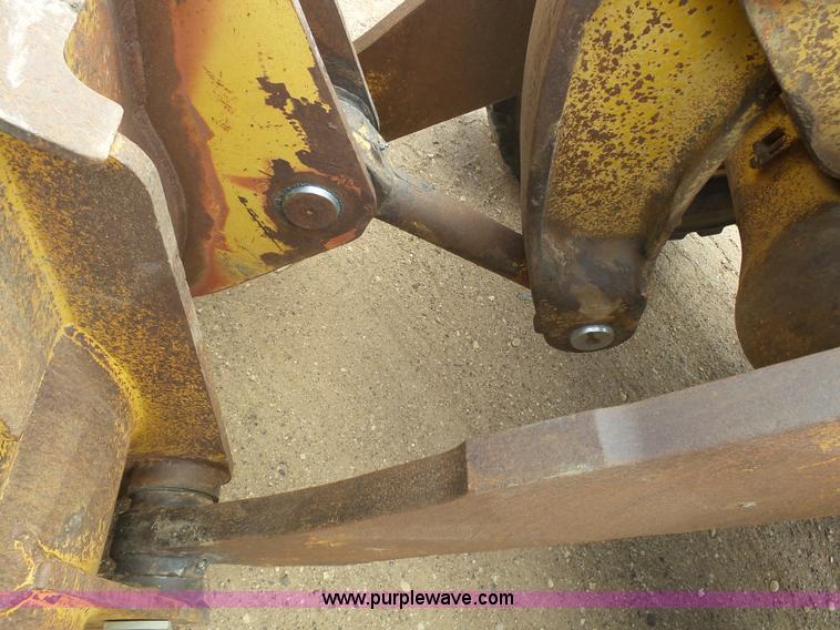 image for item J6158 1982 Caterpillar 966D wheel loader