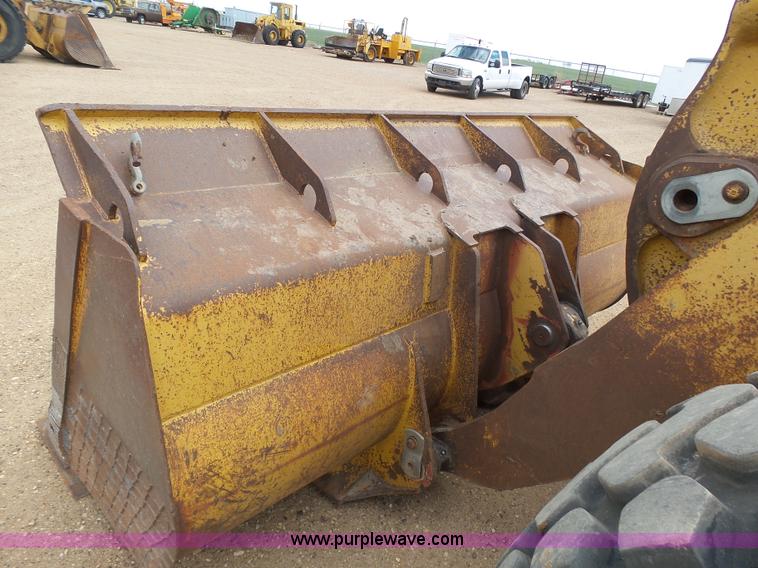 image for item J6158 1982 Caterpillar 966D wheel loader