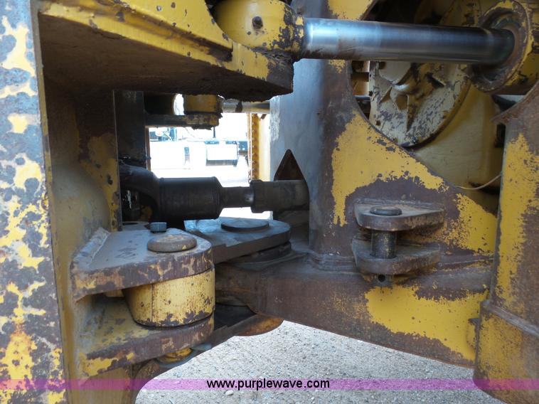 image for item J6158 1982 Caterpillar 966D wheel loader
