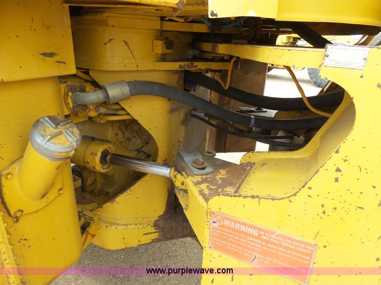 image for item J6158 1982 Caterpillar 966D wheel loader