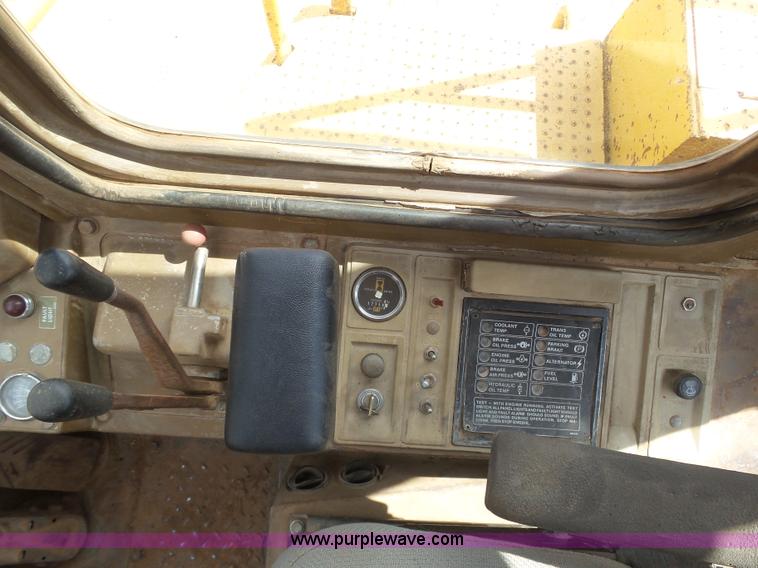 image for item J6158 1982 Caterpillar 966D wheel loader