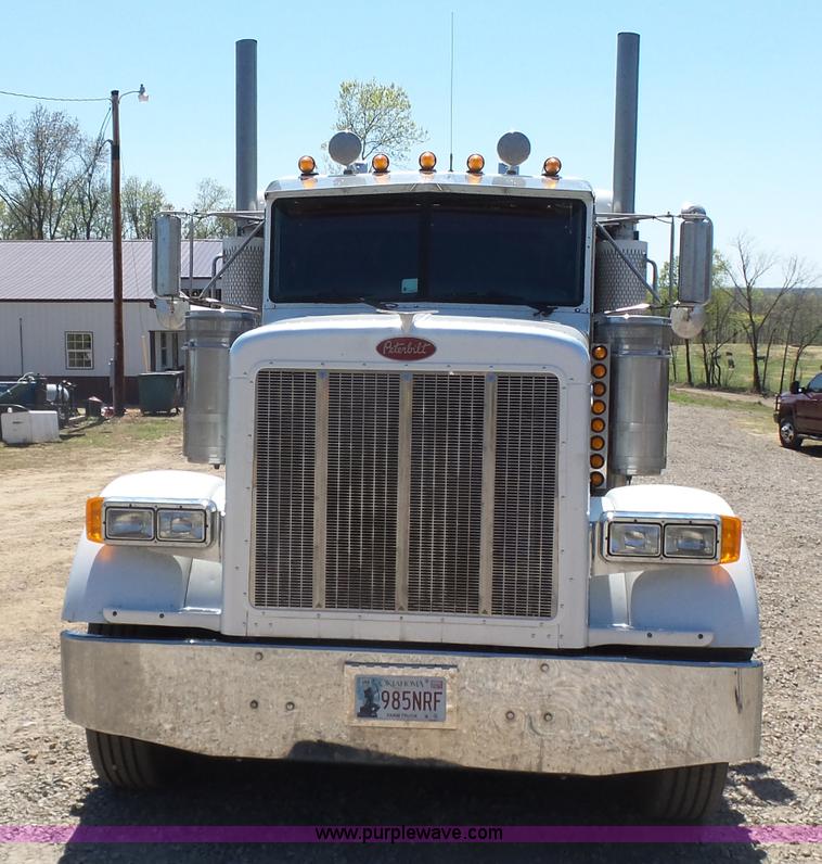 image for item J7526 2004 Peterbilt 379 semi truck