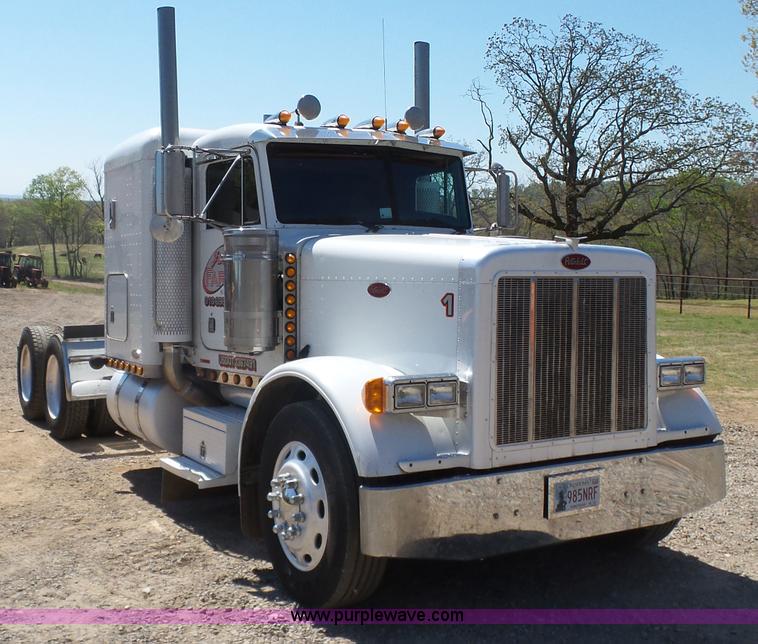 image for item J7526 2004 Peterbilt 379 semi truck