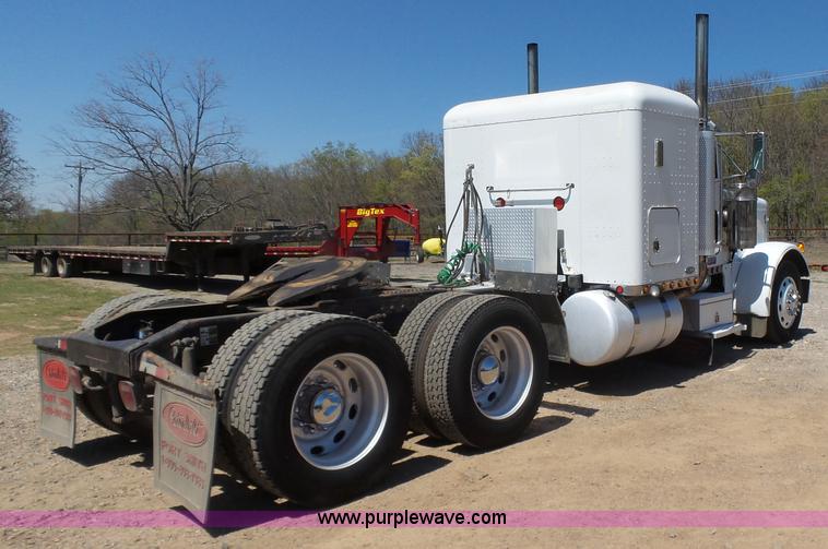image for item J7526 2004 Peterbilt 379 semi truck