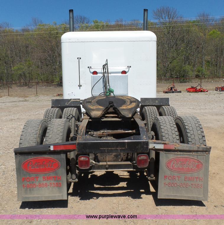 image for item J7526 2004 Peterbilt 379 semi truck