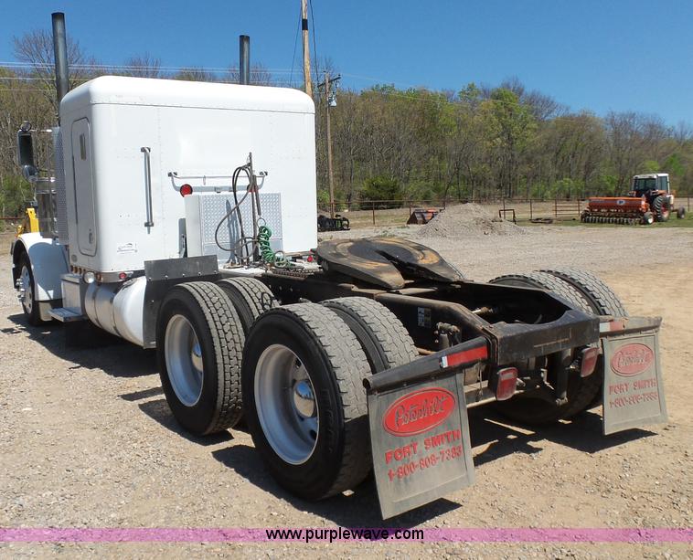 image for item J7526 2004 Peterbilt 379 semi truck
