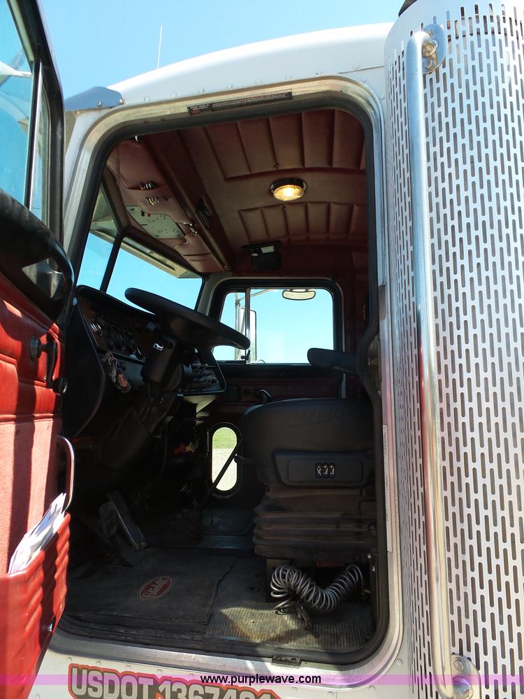 image for item J7526 2004 Peterbilt 379 semi truck