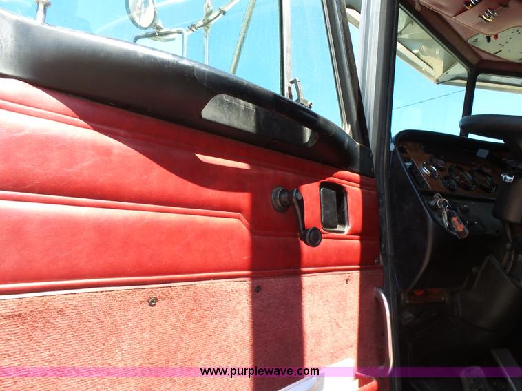 image for item J7526 2004 Peterbilt 379 semi truck