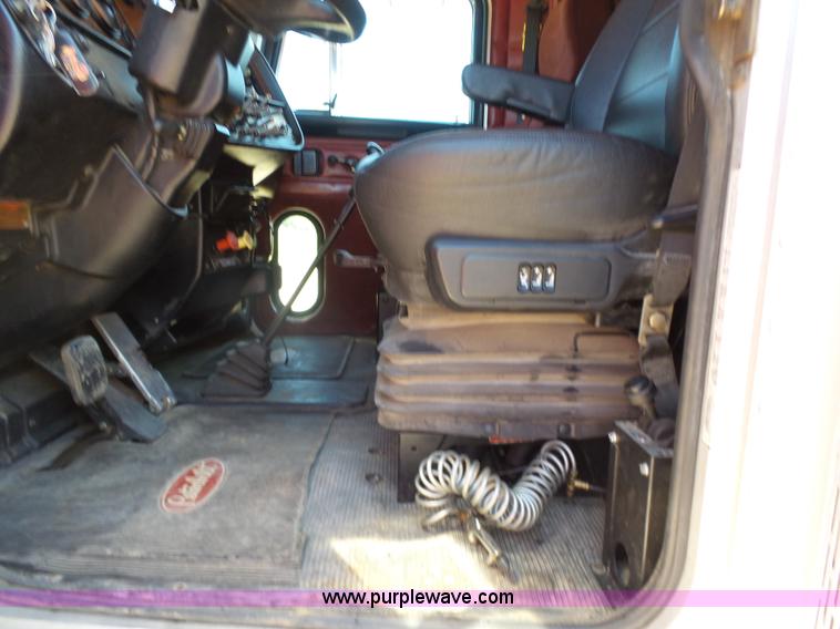 image for item J7526 2004 Peterbilt 379 semi truck