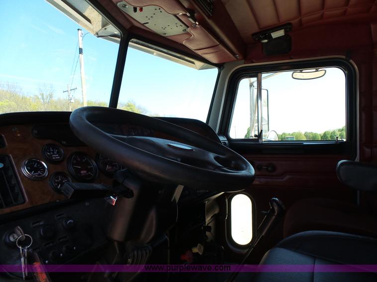 image for item J7526 2004 Peterbilt 379 semi truck