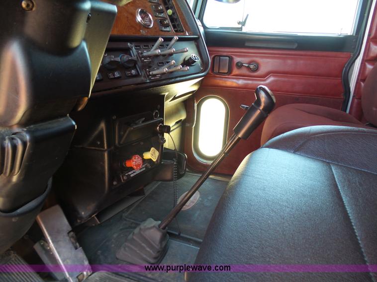 image for item J7526 2004 Peterbilt 379 semi truck