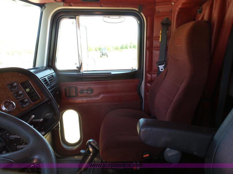 image for item J7526 2004 Peterbilt 379 semi truck