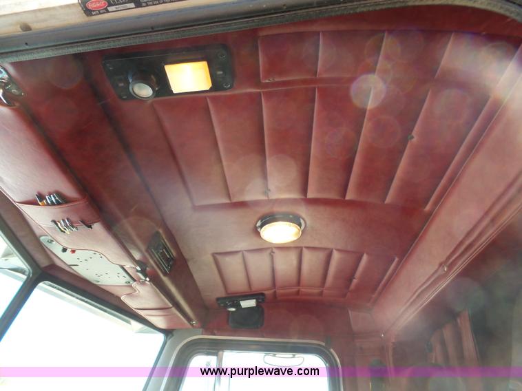 image for item J7526 2004 Peterbilt 379 semi truck