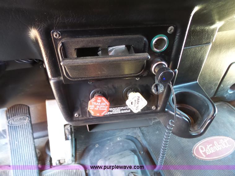 image for item J7526 2004 Peterbilt 379 semi truck