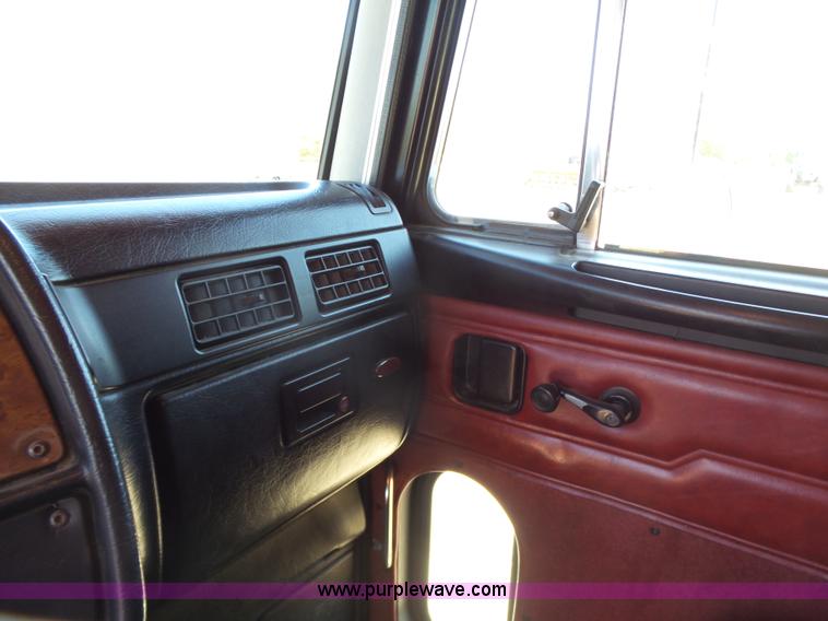 image for item J7526 2004 Peterbilt 379 semi truck