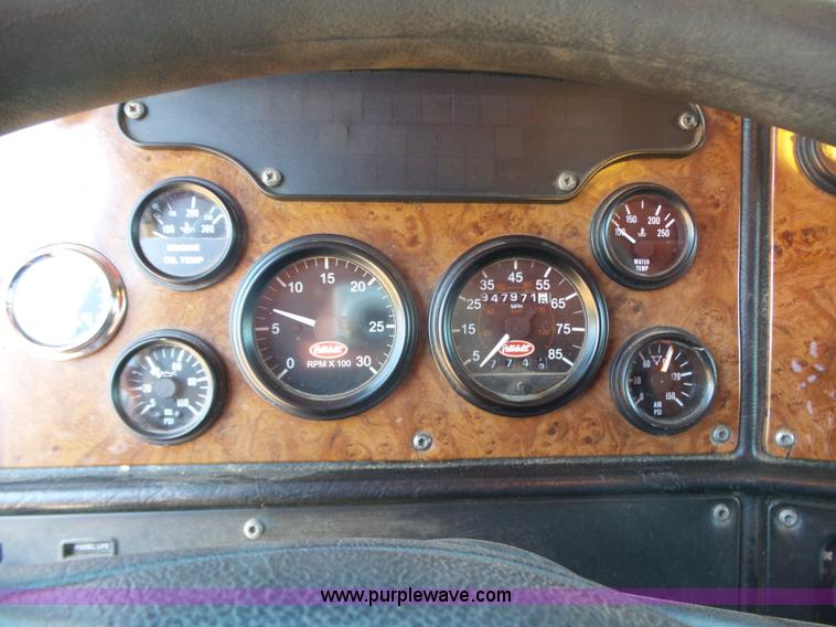 image for item J7526 2004 Peterbilt 379 semi truck