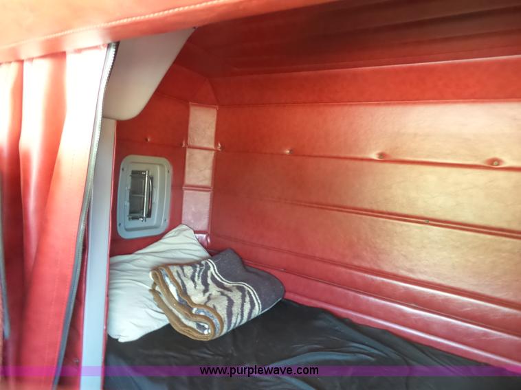 image for item J7526 2004 Peterbilt 379 semi truck