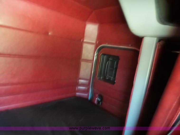 image for item J7526 2004 Peterbilt 379 semi truck