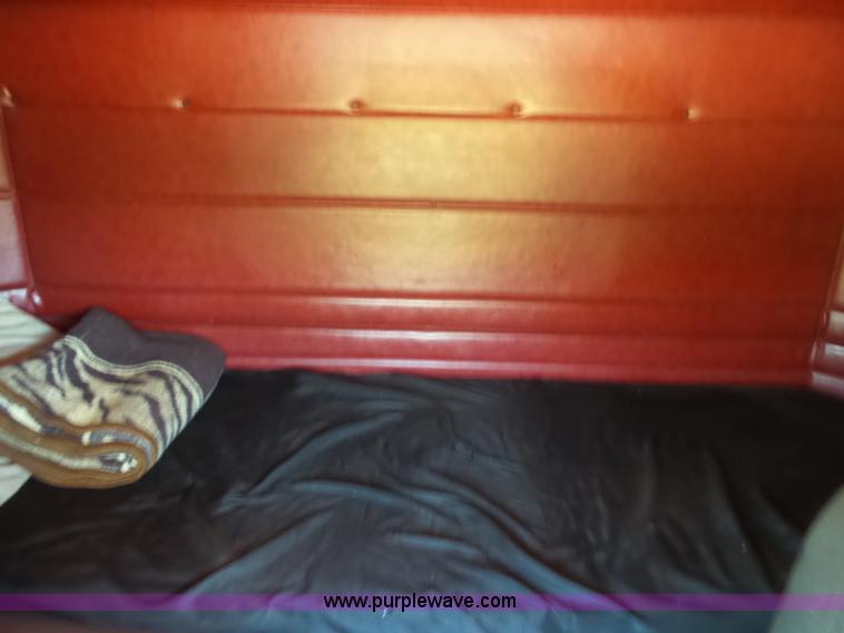 image for item J7526 2004 Peterbilt 379 semi truck