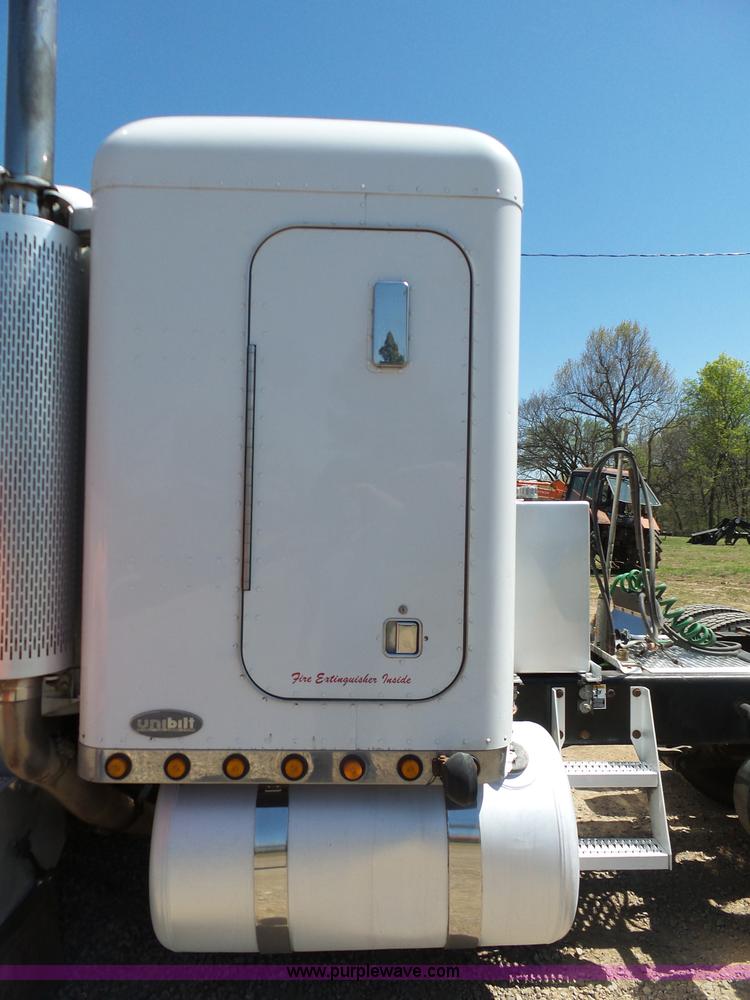 image for item J7526 2004 Peterbilt 379 semi truck
