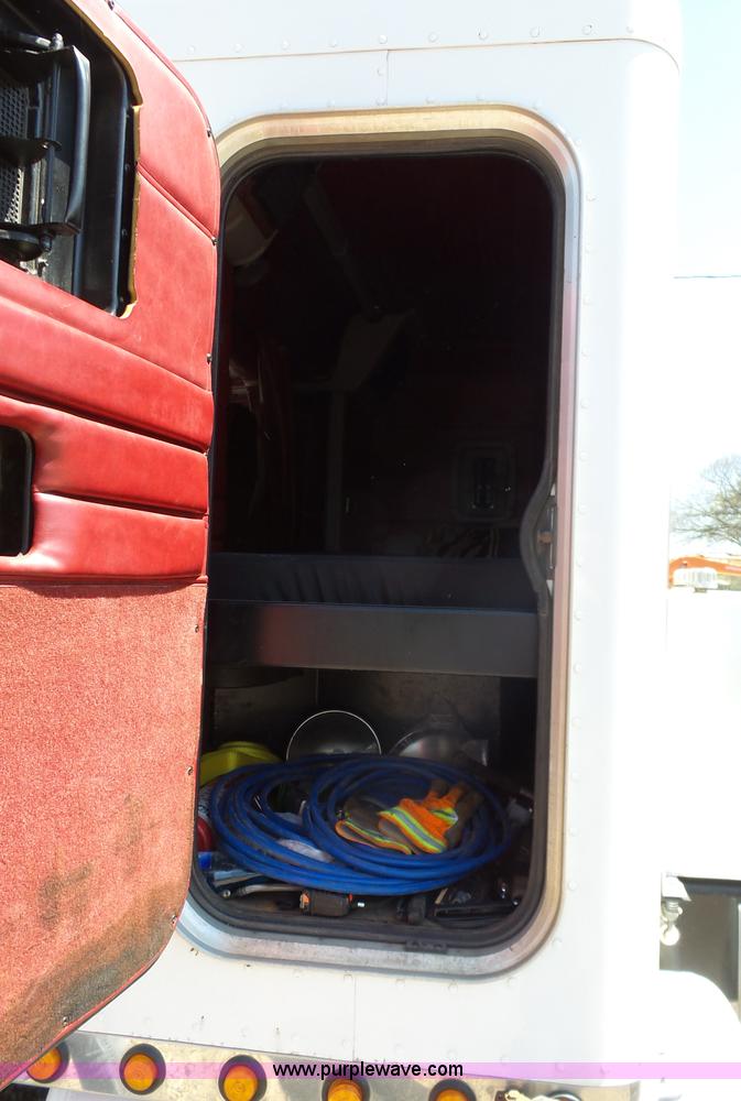 image for item J7526 2004 Peterbilt 379 semi truck