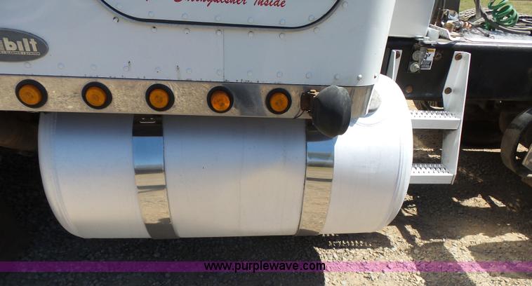 image for item J7526 2004 Peterbilt 379 semi truck