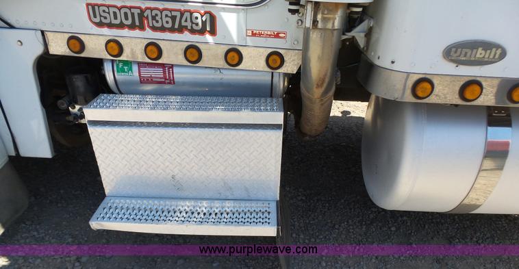image for item J7526 2004 Peterbilt 379 semi truck