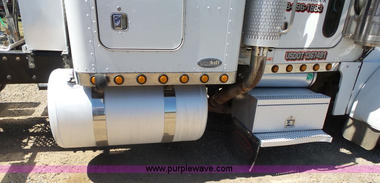 image for item J7526 2004 Peterbilt 379 semi truck