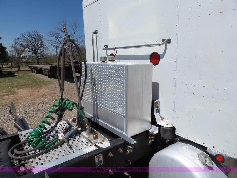 image for item J7526 2004 Peterbilt 379 semi truck