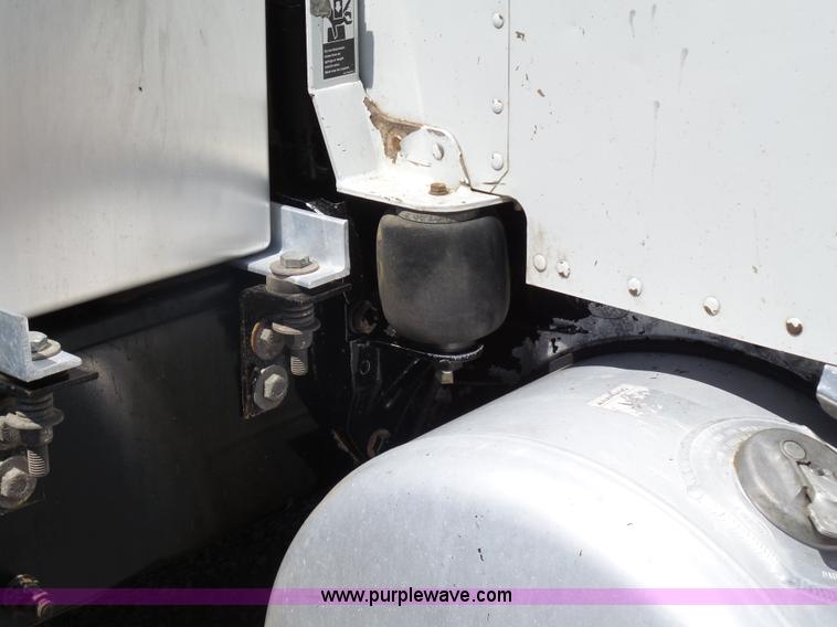 image for item J7526 2004 Peterbilt 379 semi truck