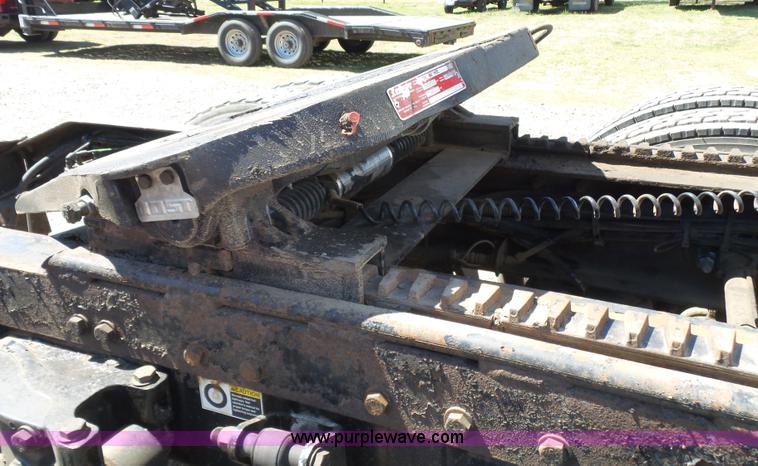 image for item J7526 2004 Peterbilt 379 semi truck