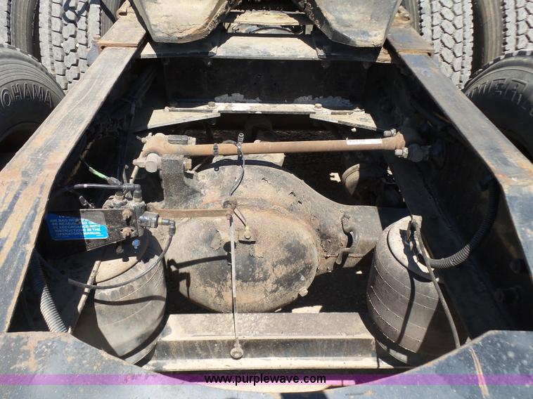 image for item J7526 2004 Peterbilt 379 semi truck