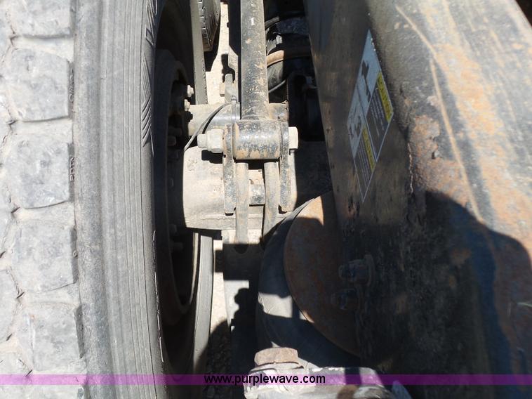 image for item J7526 2004 Peterbilt 379 semi truck