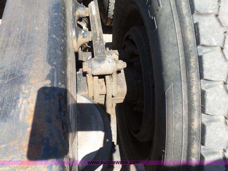 image for item J7526 2004 Peterbilt 379 semi truck