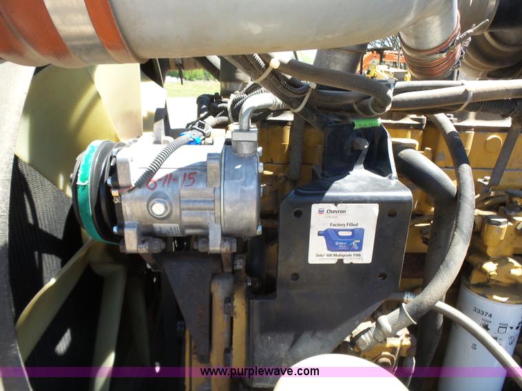 image for item J7526 2004 Peterbilt 379 semi truck