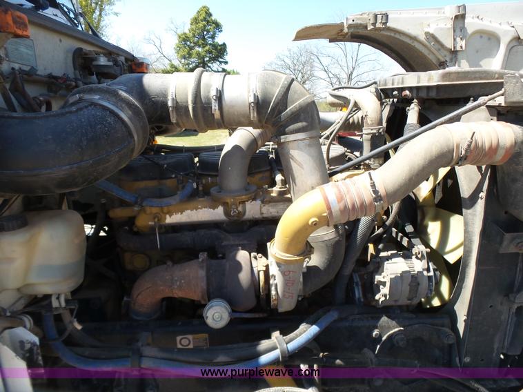 image for item J7526 2004 Peterbilt 379 semi truck