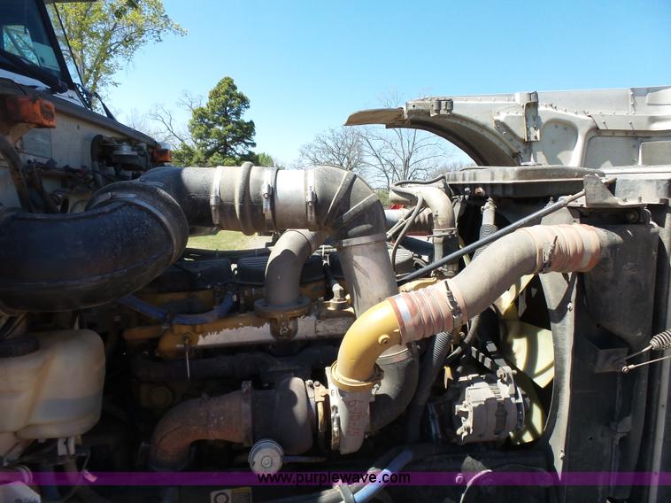 image for item J7526 2004 Peterbilt 379 semi truck