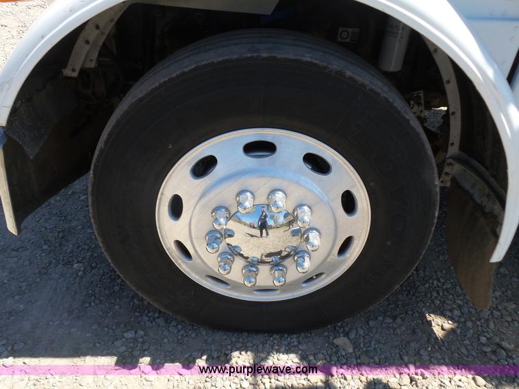 image for item J7526 2004 Peterbilt 379 semi truck